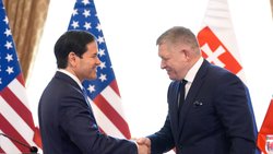 Marco Rubio et le premier ministre slovaque Marco Rubio. Ce dernier aurait exprimé lors d'une récente visite en Florid son inquiétude quant à l'état mental du président américain, mais Washington et Bratislava ont vigoureusement démenti.