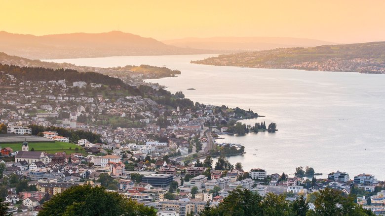 D'une manière générale, les communes situées au bord du lac de Zurich occupent toujours les premières places du classement.