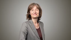Cornelia Diethelm est experte en éthique numérique, établie à Kölliken (AG). Elle est fascinée par les progrès de l'IA, mais met aussi en garde contre les risques potentiels.