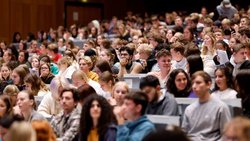 De nombreux étudiants en économie souhaitent travailler dans le secteur financier après leur diplôme universitaire.