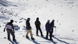 Près de 62'000 Suisses se blessent chaque année en faisant du ski ou du snowboard. Dans un cas sur cinq, l'accident implique un arrêt de travail d'au moins un mois (photo d'illustration).