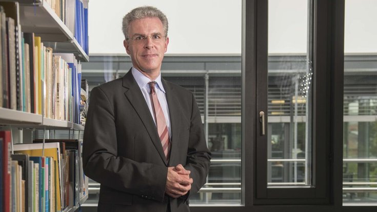 Sergio Rossi estime que la Suisse suit une trajectoire similaire à celle des Etats-Unis il y a trente ans, lorsque la modération salariale s’installait, jusqu’à la crise des subprimes en 2007.