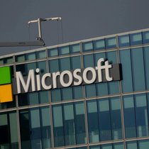 Dans le cadre du nouvel accord passé entre les deux partenaires, OpenAI s'est engagé à acheter pour 250 milliards de dollars de capacités supplémentaires pour développer son intelligence artificielle (IA) à la plateforme Azure de Microsoft, dédiée à l'informatique à distance (cloud).