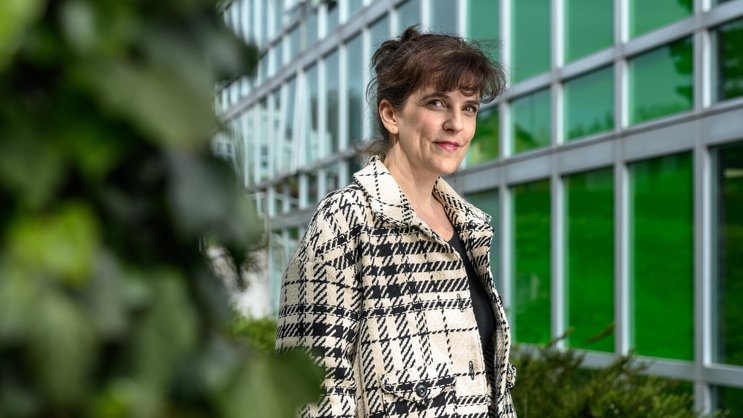 Pour la professeure Caroline Henchoz, les femmes doivent discuter ouvertement d’argent avec leur partenaire. Un moyen de combler les inégalités de prévoyance serait, selon elle, de laisser à chacun autant d’argent personnel à disposition, peu importe leurs revenus respectifs.