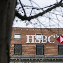 HSBC avait publié fin octobre un bénéfice net en chute au troisième trimestre, plombé notamment par un revers judiciaire liée à l'affaire Bernard Madoff, mais son chiffre d'affaires a augmenté de 5% sur la période, soutenu par une hausse de l'activité de ses clients.