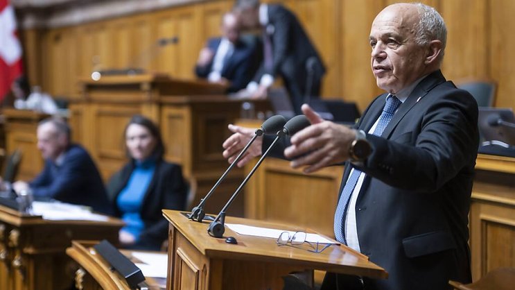 Le Parlement s'est mis d'accord mardi sur la répartition des recettes de l'imposition minimale des grandes entreprises. Il s'agissait d'un des derniers projets fiscaux menés par Ueli Maurer avant son retrait du Conseil fédéral (archives).