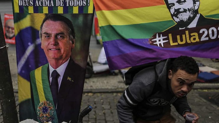Alors que la campagne bat son plein, les deux candidats Lula et Bolsonaro débattent pour la dernière fois à la télévision.