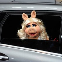 Des chaussures de Peggy la cochonne seront notamment mises aux enchères lors d'une vente d'accessoires ayant appartenu à la collection du créateur du Muppet show.
