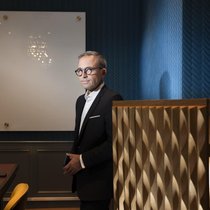 Pour Charles-Henry Monchau, directeur des investissements à la Banque Syz, une institution qui capte les gains de l'IA sans investir dans ses talents s'appauvrit humainement. 