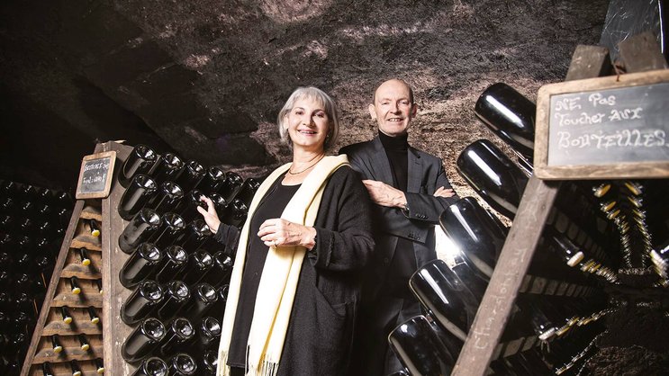 La famille Mauler confectionne d’excellents vins mousseux dans les caves du prieuré de Môtiers, dont la fondation remonte au VIe siècle.