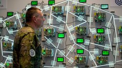 Un militaire regarde une représentation numérique de l’Estonie lors de l’exercice Locked Shields, à Tallinn, en avril 2024, organisé par le Centre d’excellence de cyberdéfense coopérative de l’OTAN.