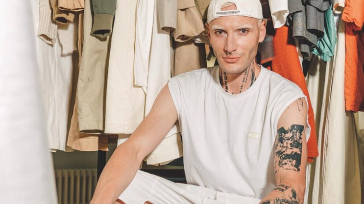 Grâce à ce prix, Yannik Zamboni a pu codévelopper une nouvelle ligne baptisée Rare/Self et présenter Maison blanche à la Fashion Week de New York en septembre 2022.