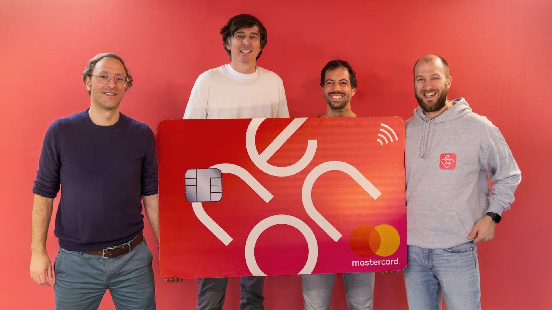 La start-up à l’esprit garage : avec peu de moyens et Hypothekarbank Lenzburg comme partenaire, Neon s’attaque à Revolut et aux banques suisses établies. (De gauche à droite : le directeur marketing Julius Kirscheneder, le CEO Jörg Sandrock, le CTO Simon Youssef et le COO Patric Ammann).