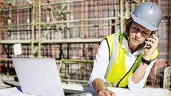 Dans le secteur de la construction, la main-d'œuvre qualifiée est très demandée et des salaires élevés sont possibles.