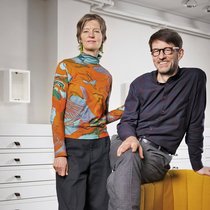 Vice Versa côté boutique. La surface d’exposition est vaste, mais discrète. Les bijoux sont précieusement déposés dans de grands cabinets en tiroirs-vitrines et se découvrent patiemment.