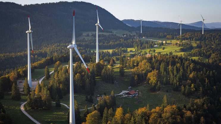 Le parc éolien de Sainte-Croix et ses six éoliennes est le premier parc vaudois et deuxième du pays en taille après celui du Mont-Crosin dans le Jura bernois (16 éoliennes).