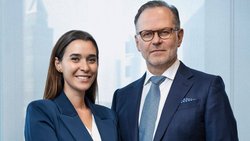 Alessia Ferronato représente la quatrième génération d'une dynastie d'entrepreneurs. Son père, Sandro Ferronato, possède et dirige le groupe KGS, la maison mère