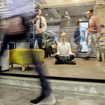 Pourquoi ne pas essayer le yoga ? Les entreprises devraient s’efforcer d’offrir à leurs employés un environnement stimulant et motivant.