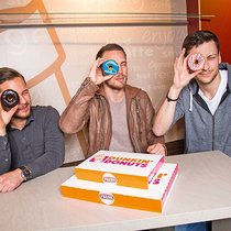 Trois étudiants alémaniques ont ouvert les premiers Dunkin’ Donuts en Suisse.