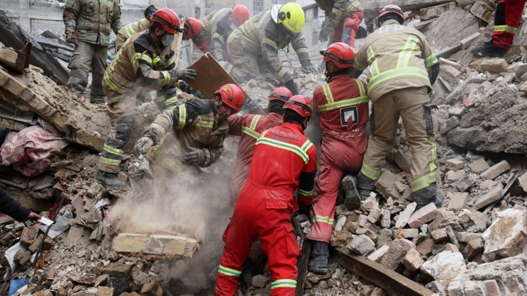 Les secours s'affairent après de nouvelles frappes vendredi sur Téhéran.