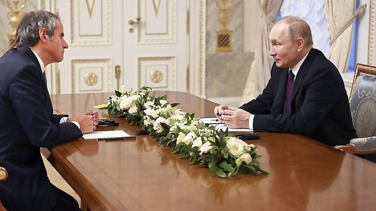 Le président Vladimir Poutine a rencontré à St-Pétersbourg le directeur général de l'AIEA Rafael Mariano Grossi.