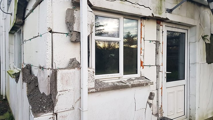 Des chercheurs de l'Empa ont découvert qu'une forte teneur en pyrrhotine dans le béton est l'origine des dégâts constatés sur des milliers de maisons en Irlande.