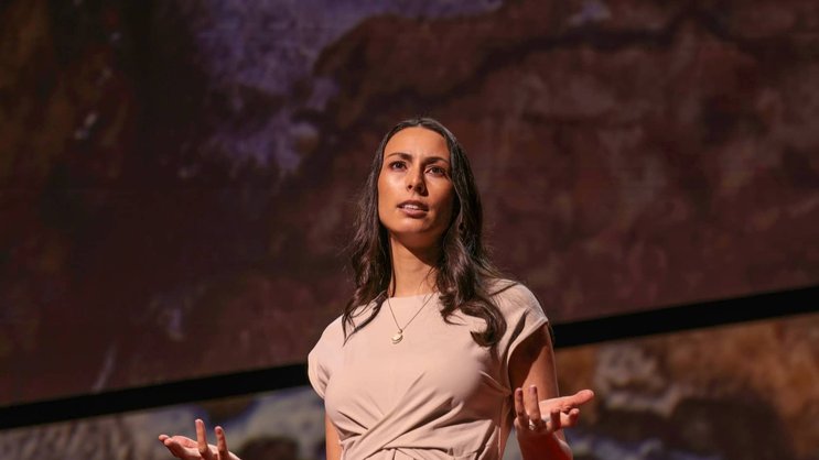 Gaya Herrington est vice-présidente de la recherche en développement durable chez Schneider Electric, une multinationale active dans la transition énergétique. Elle est également membre du Club de Rome, groupe de réflexion, basé en Suisse, qui analyse les défis globaux urgents et complexes. Avant cela, cette femme de 43 ans était conseillère au sein de la société d’audit et de conseil KPMG US, où elle a conseillé pendant des années des multinationales en tant que directrice des Sustainability Services. Cette scientifique néerlandaise de nationalité américaine est titulaire d’un master en économétrie de l’Université Vrije d’Amsterdam et d’un master en durabilité de l’Université Harvard.