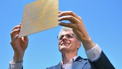 Jean-Philippe Fricker présentant une puce Cerebras. Elles sont 50 fois plus imposantes (et plus chères) que celles de la concurrence.