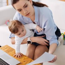 Aujourd'hui, concilier famille et carrière reste un défi. Le travail à temps partiel offre des opportunités aux femmes et aux entreprises.