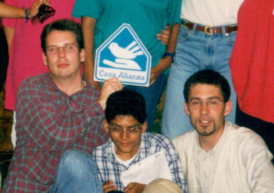Dans les années 1990, Etienne Eichenberger (à gauche) travaille en Amérique latine à l’insertion des jeunes au sein de l’association Casa Alianza.
