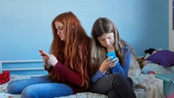 Selon les sondés, l'âge minimal souhaité pour accéder aux réseaux sociaux est de 15 ans (image d'illustration).
