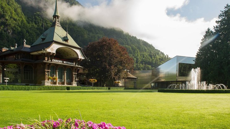 Le parc du Congress Center Kursaal, à Interlaken, est fleuri et idéal pour un événement en partie intérieur et extérieur.