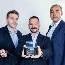 Puces photoniques : la start-up neuchâteloise Ccraft lève 6,3 millions de francs (et 3 millions de fonds publics) pour industrialiser sa production sur sol helvétique. Objectif : 2000 wafers par mois d'ici 2030, selon le CEO, Hamed Sattari (à droite). 