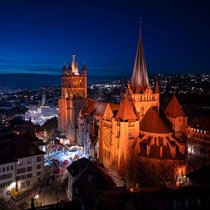 A l'occasion de ses 750 ans, la cathédrale de Lausanne se pare d'un nouvel éclairage extérieur qui propose des ambiances lumineuses évolutives, avant une extinction au coeur de la nuit.