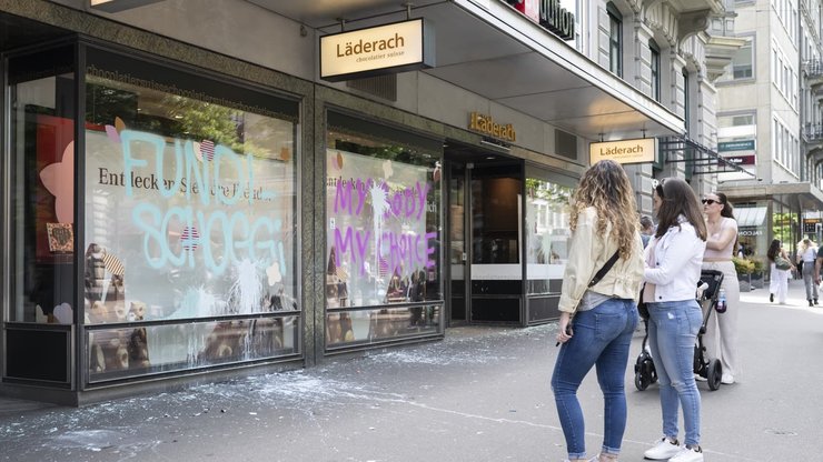 Des graffitis sur la vitrine du magasin de la Bahnhofstrasse de Zurich lors du 1er mai 2024. En 2020, le propriétaire du confiseur avait exprimé son opposition à l’avortement et aux droits LGBT. 