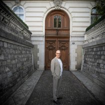 L’automatisation et l’essor de l’IA menacent l’insertion professionnelle des jeunes analystes financiers, en réduisant les opportunités d’embauche post-stage dans le secteur, selon Michel Girardin, chargé de cours à l’Unige.
