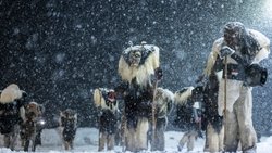 Les Tschäggättä ont déferlé dans le Lötschental jeudi soir dans le cadre du carnaval.