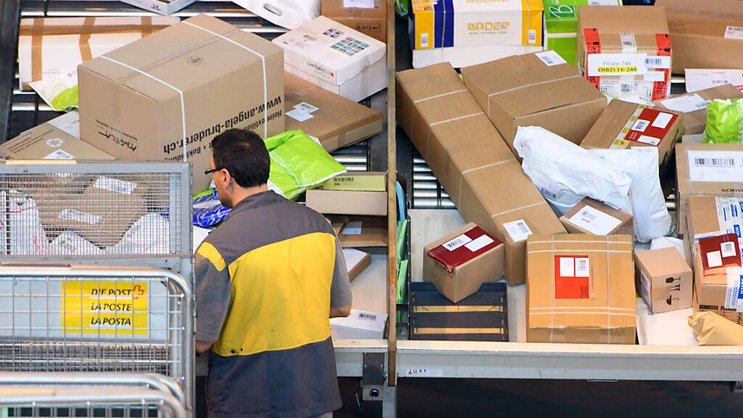 Les employés de la Poste ont traité près de 22 millions de colis entre le Black Friday et Noël. Ici à au centre de colis de Daillens (archives).