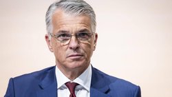 En août 2023, le patron d'UBS  Sergio Ermotti a annoncé qu'il y aurait 3000 licenciements en Suisse dans le cadre de l'intégration du CS.