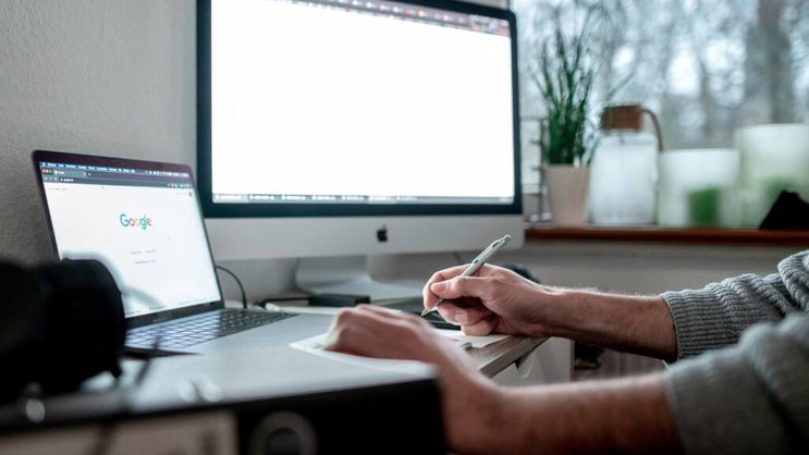 Pour répondre aux nouvelles attentes des cadres, Romandie Formation mise sur l’hybride: des cursus certifiants combinant flexibilité à distance et encadrement en présentiel.