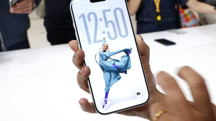 Une personne tient le nouveau Apple iPhone 17 Pro lors du lancement du produit à l'Apple Park de Cupertino, en Californie.