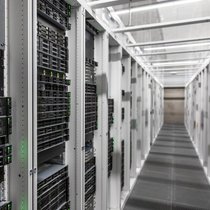 La Commission européenne a ouvert deux enquêtes qui visent à établir si Amazon Web Services et Microsoft Azure, numéros un et deux du secteur, doivent être soumises aux obligations du règlement européen sur les marchés numériques (DMA) (archives).