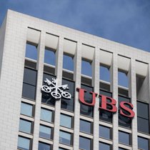 UBS a enregistré un bénéfice net de 2,5 milliards de dollars au troisième trimestre, en hausse de 74% sur un an, grâce à l'activité dynamique dans le coeur de métier et à la dissolution de provisions pour risques juridiques.