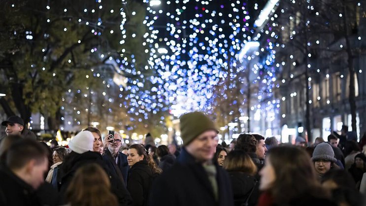 A Zurich, l'éclairage de Noël est installé depuis le 23 novembre.