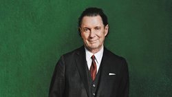 Avant d’être écrivain, Martin Suter a travaillé dans la publicité. C’est à lui que l’on doit le slogan: «Laissez votre argent travailler pour vous, parce que vous aussi travaillez pour votre argent.» Un slogan qu’il regrette aujourd’hui.