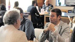 Pour les entreprises, rencontrer des postulants dans un restaurant peut s’avérer moins cher et plus efficace qu’une annonce.