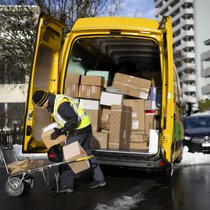 En 2025, plus de 97% des lettres et 95% des colis ont été distribués dans les temps, se félicite la Poste (image d'illustration).