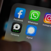 La révision prévue par le Conseil fédéral en janvier 2025 touche aussi les prestataires de services qui fournissent des services de messageries, de VoIP, de VPN, de cloud ou de mail. C'est par exemple le cas de Whatsapp, ou des entreprises suisses Threema ou Protonmail (archives).