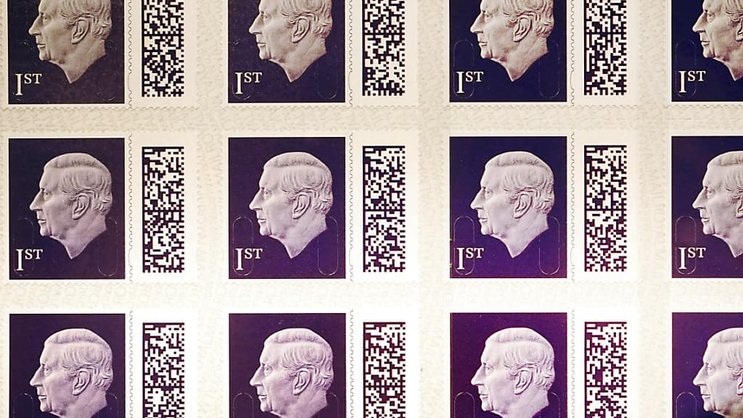 Le portrait de Charles III sur les timbres est une version adaptée de celui créé par le sculpteur Martin Jennings pour Royal Mint, l'organisme chargé de frapper la monnaie britannique.