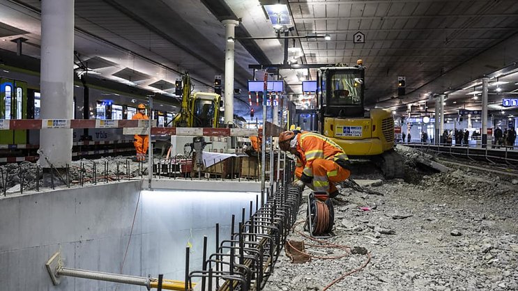 Les travaux à la gare de Berne dureront plus longtemps que prévu. Ils seront prolongés jusqu'en décembre 2029. (Archives)